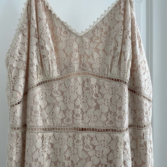 Long Lace Vneck W Tiered Skirt Wedding Dress - Picture 3 of 5